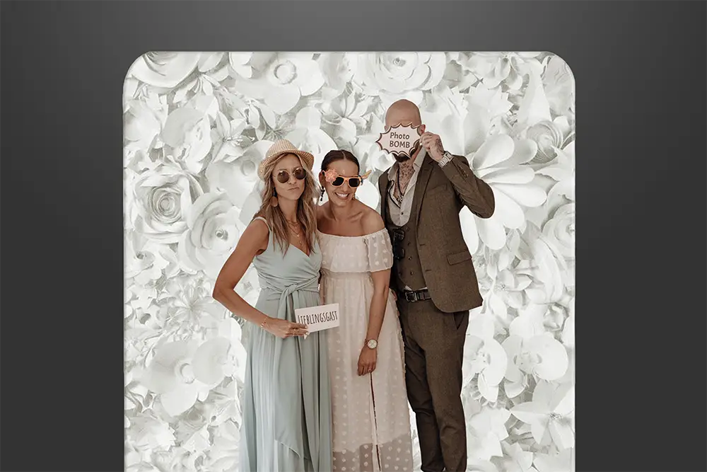 8_Hintergrundwand-Blumen-weiss